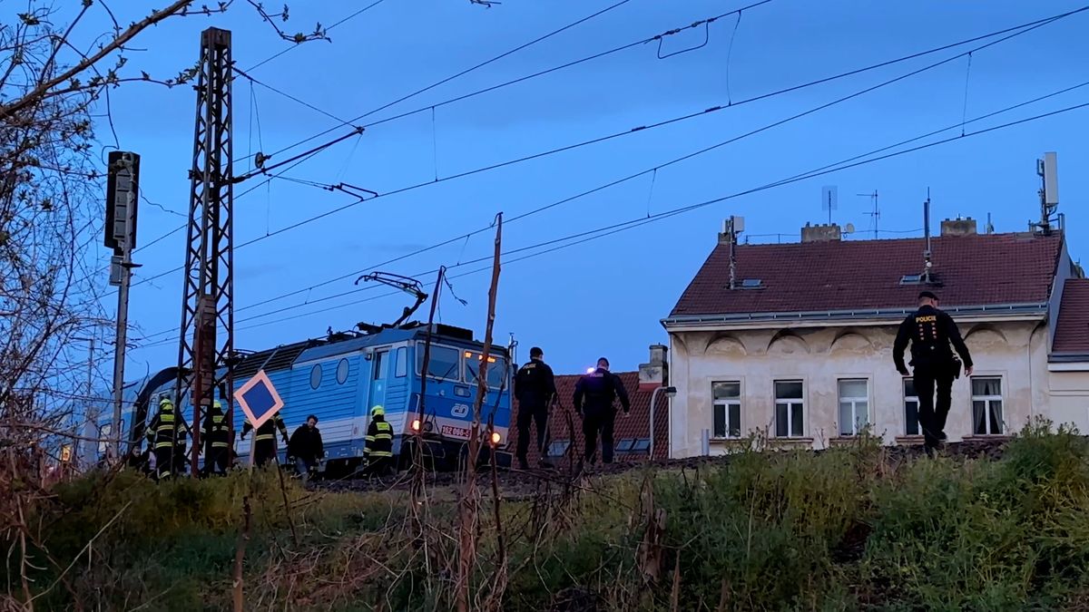 Vlak srazil v Praze člověka